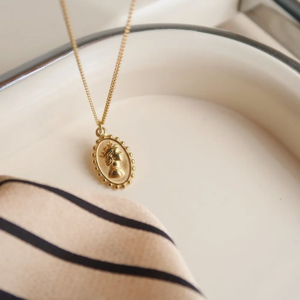 NEW 18K Gold Plated Oval Coin Queen Elizabeth Figure Pendant Necklace